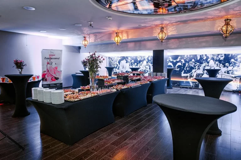 Stoły koktajlowe przygotowane przez Estella Catering