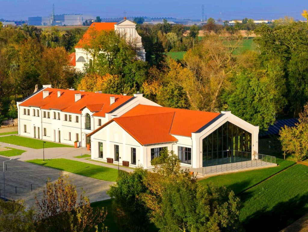 Folwark Bardo z lotu ptaka, budynki w otoczeniu parku